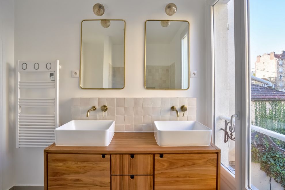 Salle de bains avec double vasque et deux miroirs
