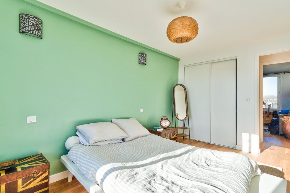 Chambre avec mur peint en vert