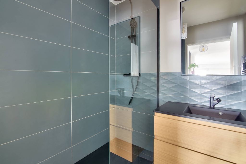 Salle de bains moderne dans les tons bleus