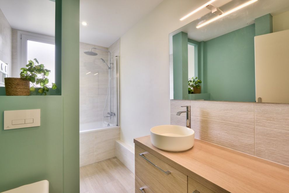 Salle de bains moderne dans les tons verts