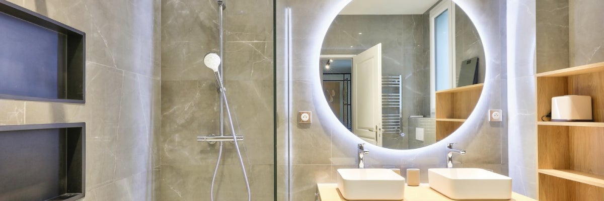 Salle de bain moderne avec miroir retro éclairé