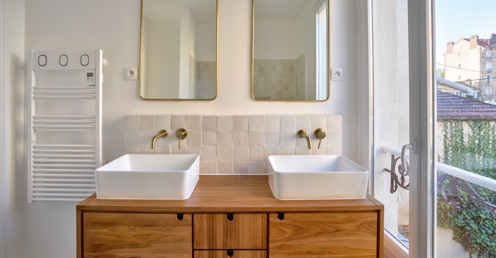 Salle de bains double vasque avec miroirs
