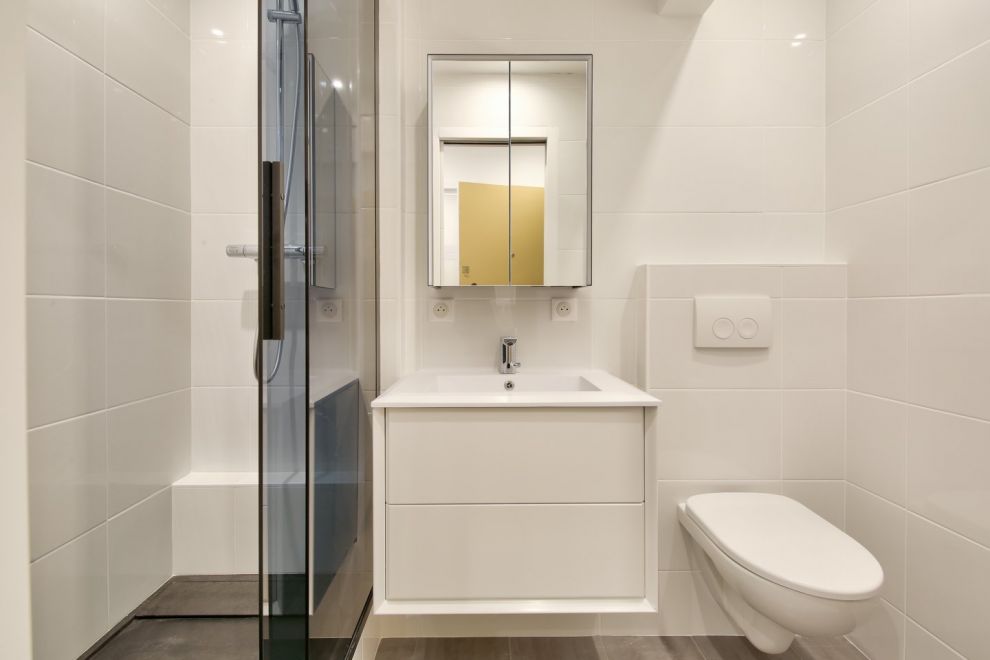 Salle de bains toilettes moderne