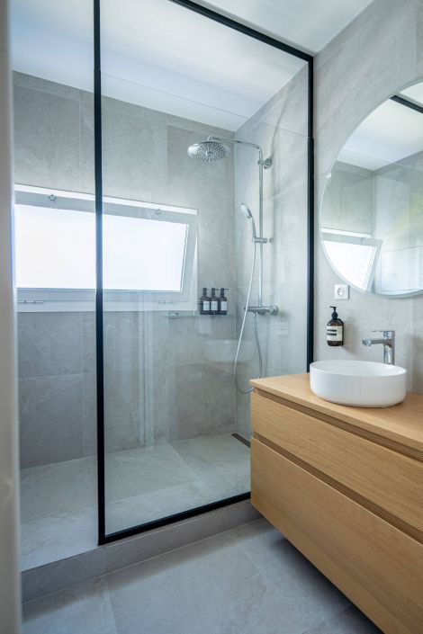 Salle de bains de l'appartement avec douche à l'italienne