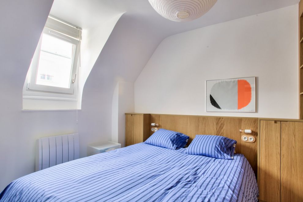 Chambre moderne tête de lit en bois