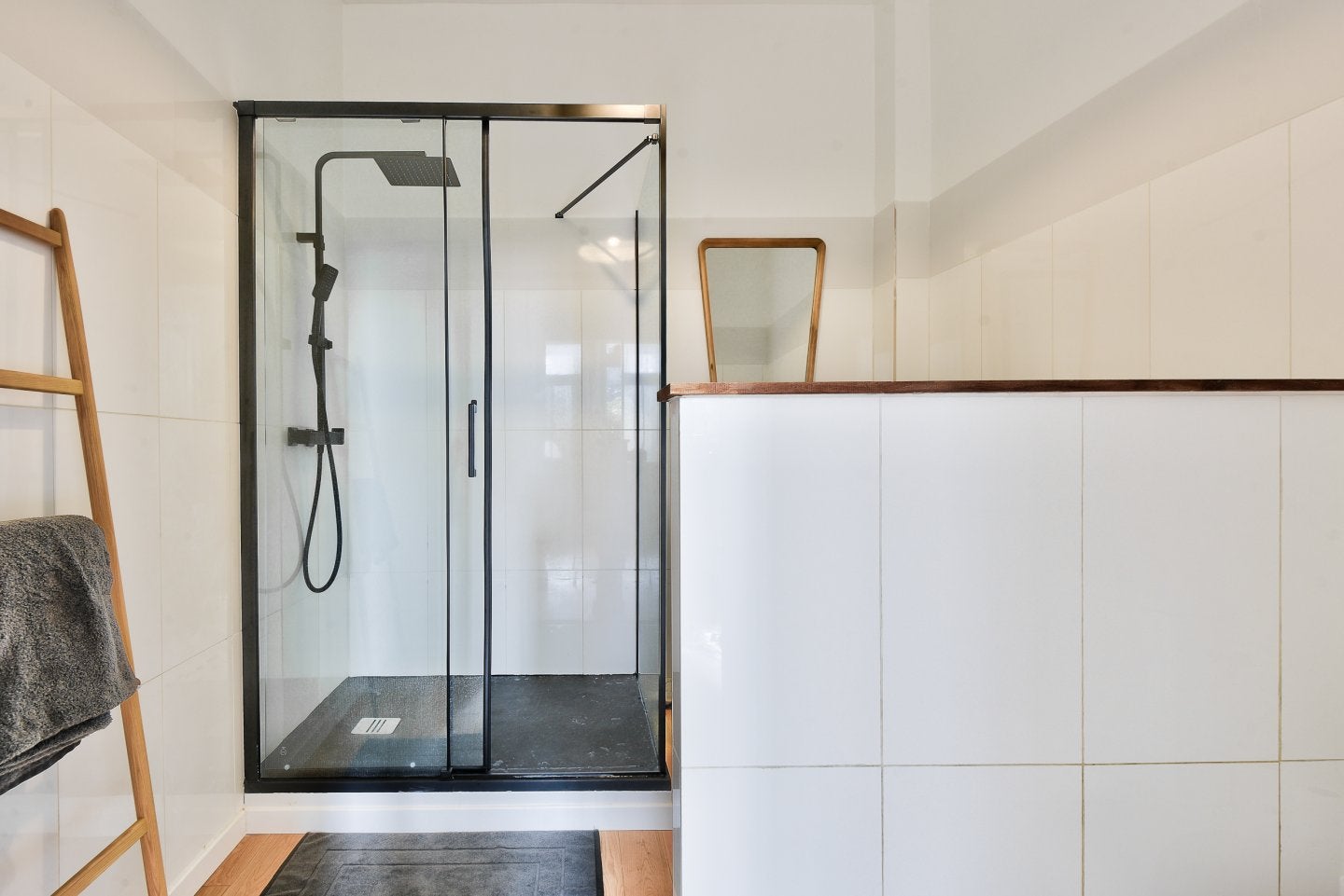 Salle de bain avec douche moderne